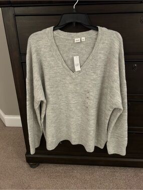 NWT GAP Women's Heather Light Gray V-Neck Sweater XL